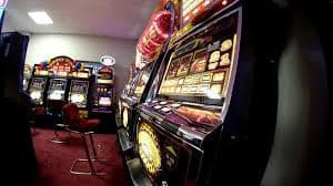 akar Red Tiger live roulette wheel with betting interface and real dealer visible